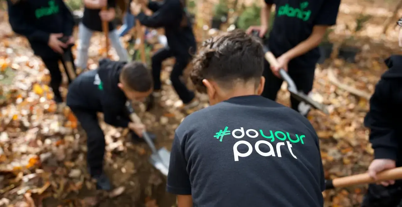 kids-planting-trees